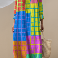 SOFIE | Kolorowa siatka Maxi-sukienka – błyszcząca energia, wygodny krój